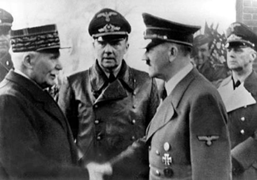 La poignée de main entre Philippe Pétain et Adolphe Hitler avec Paul-Otto Schmidt interprète et à droite, Joachim von Ribbentrop ministre allemand des affaires étrangères