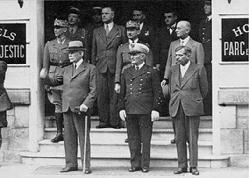 Sur les marches de l’Hôtel du Parc à Vichy, au premier rang, de gauche à droite, Philippe Pétain, François Darlan et Pierre Laval