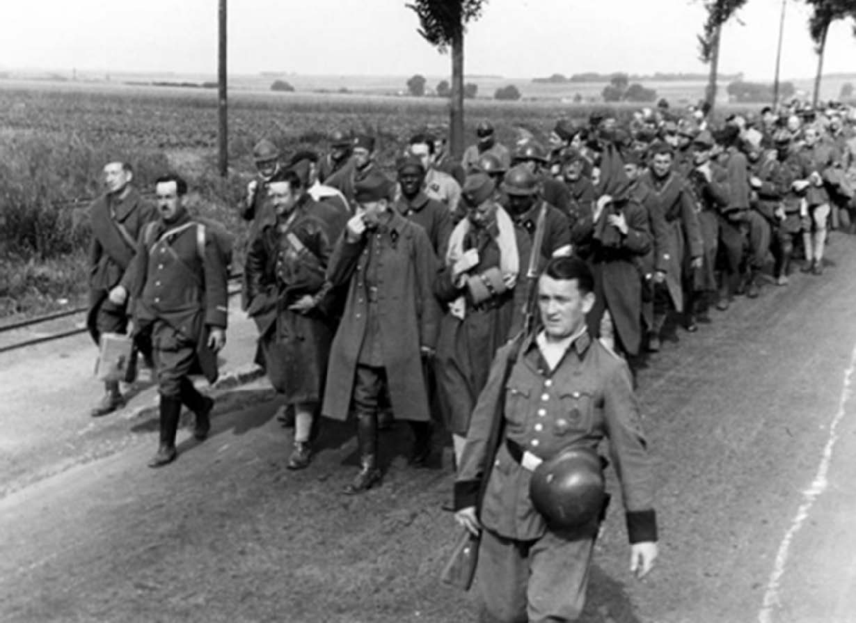 Colonne de soldats français capturés, encadrés par des soldats allemands (Exposition de Gaston Marceteau « De la Résistance à la Déportation »)