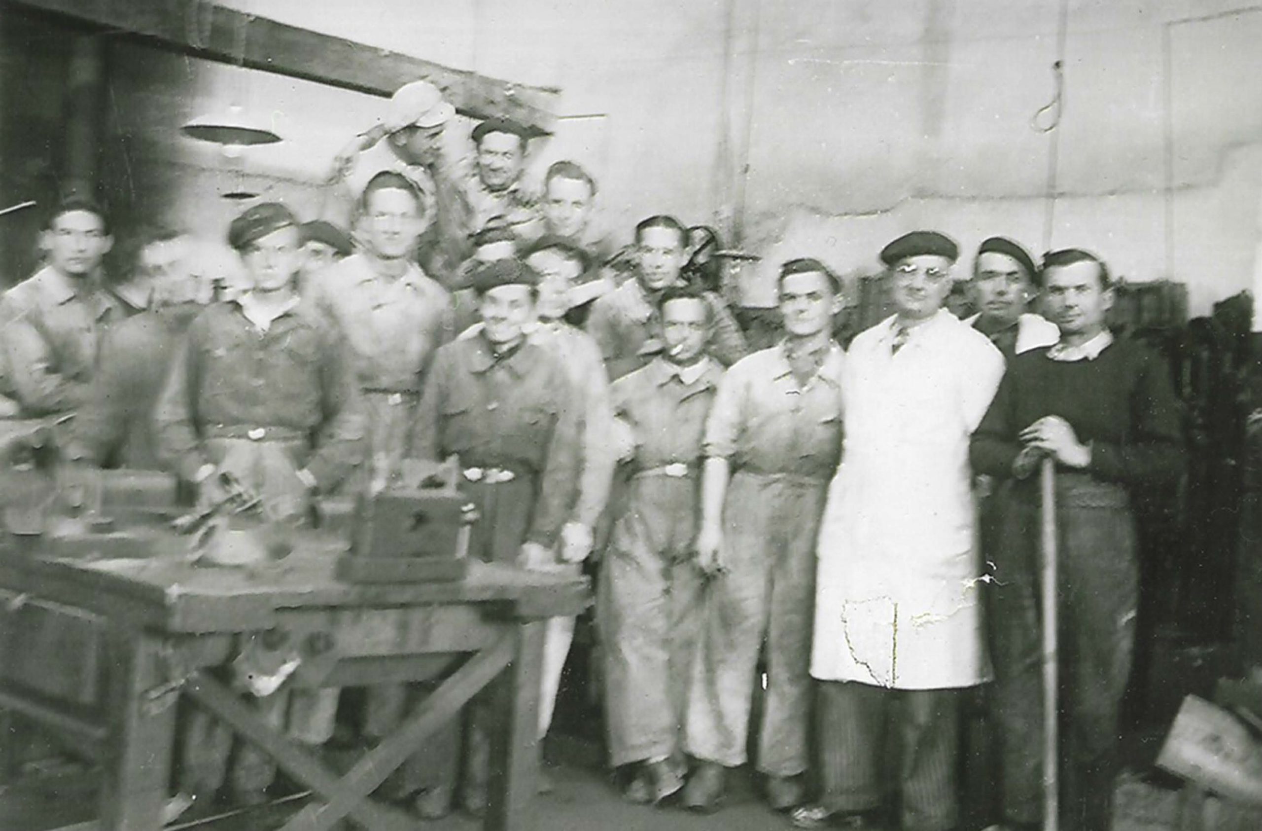 Raymond Bossis est l’homme en blouse blanche. Chef d’atelier au garage MURS, à La Roche-sur-Yon, il est délégué militaire pour Libération-Nord en Vendée.