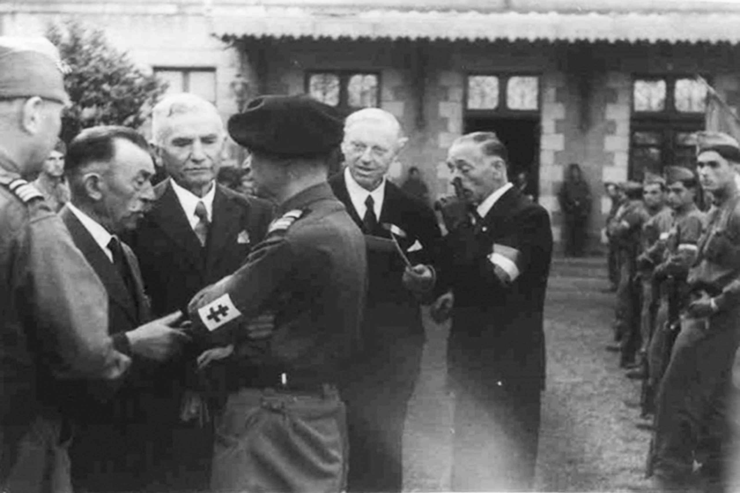 Le 17 septembre 1944, jour de l'installation des nouvelles autorités à la préfecture, le préfet Martin converse avec le colonel Baffert devant Louis Joguet, président du CDL.