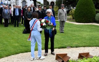 PH160-3 Dépôt de gerbe des associations par Michèle Turi et Ryan, du conseil municipal des jeunes