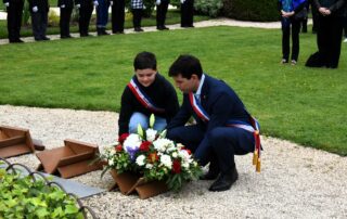 PH160-4 Dépôt de gerbe par Romain Bossis, maire de la Roche sur Yon et un élu du CMJ